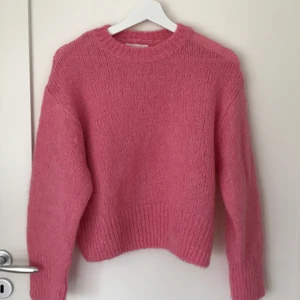 Stickad tröja  - Supermysig stickad tröja från Hm! Jättefin färg och bekväm. Knappt använd så superbra skick. Passar till allt🥰 Storlek S men skulle passa Xs och M ! Köparen står för frakten eller så möts jag upp på söder!
