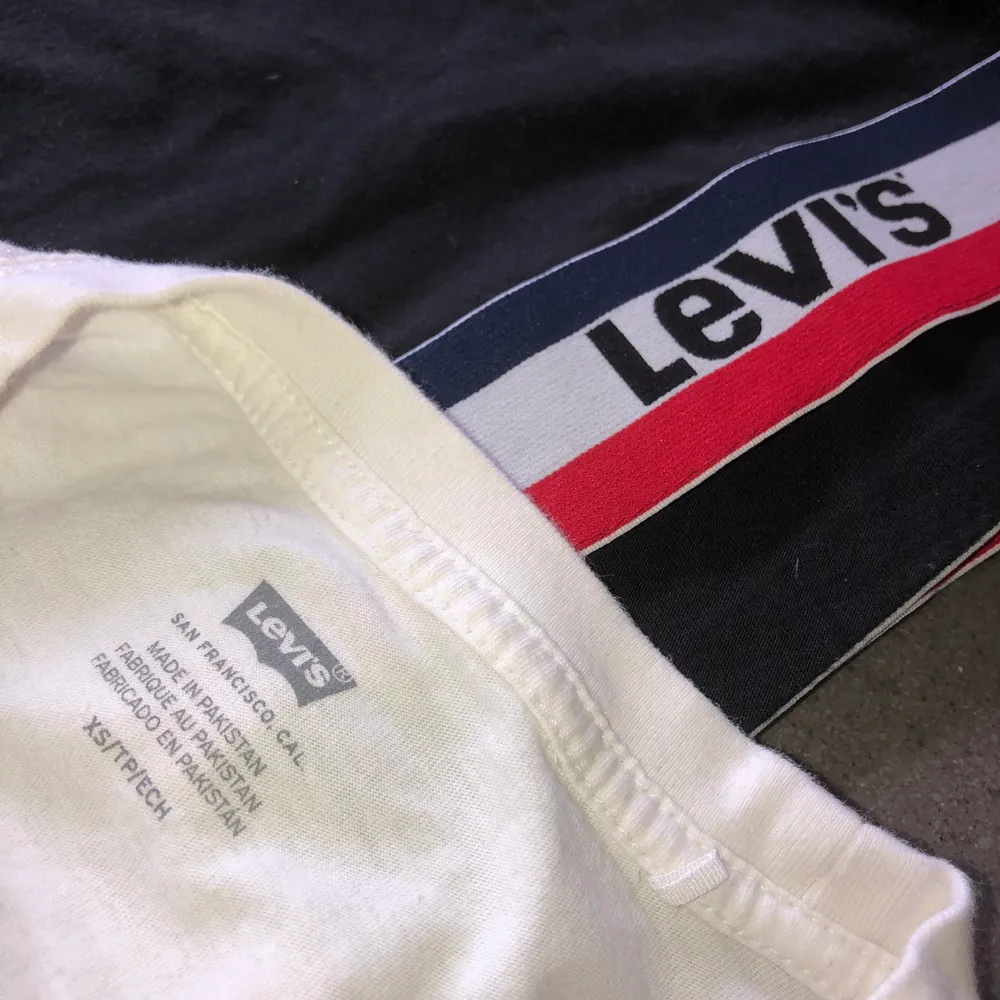 Två t-shirts från Levis. Vit i stolek xs och svart i storlek i s. . T-shirts.