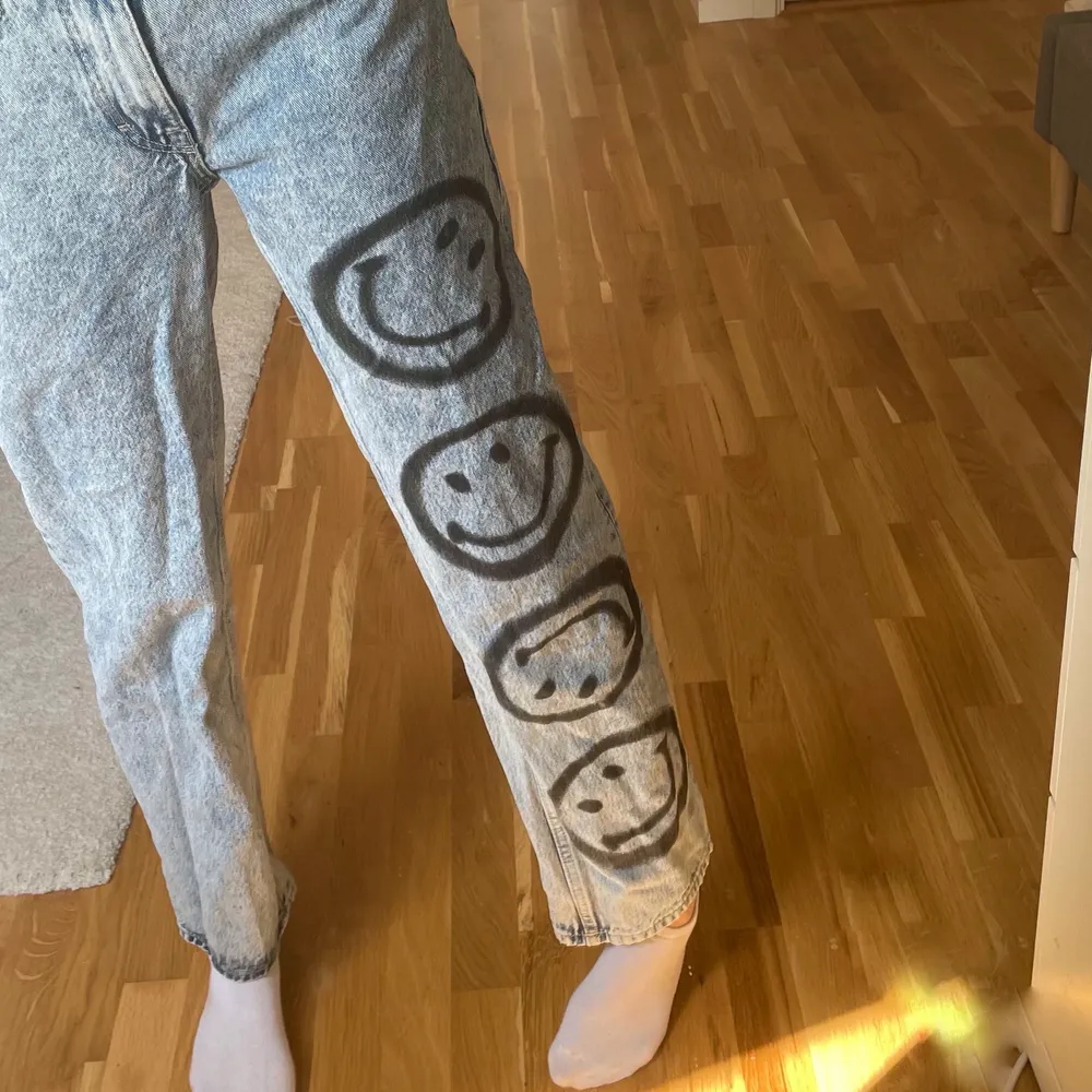 Slutsålda Jeans från bershkas smiley kollektion, använda 2 gånger och är i bra skick 💞 sitter såhär på mig som är 174 cm😊 högsta bud 240kr. Jeans & Byxor.