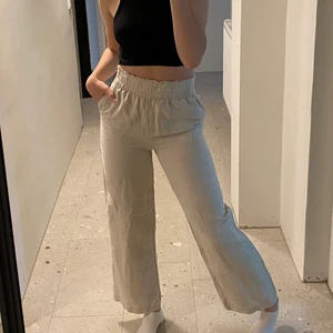 Linnebyxor - Säljer de mest perfekta linnebyxorna från HM stl XS som är helt slutsålda på hemsidan! Sitter så bra men säljer då jag tycker att de är något korta på mig som är 170 cm (se första bilden för referens) . Endast testade med lappen kvar. Säljer endast vid bra bud🤝 Eller köp ditekt för 400 inkl frakt!