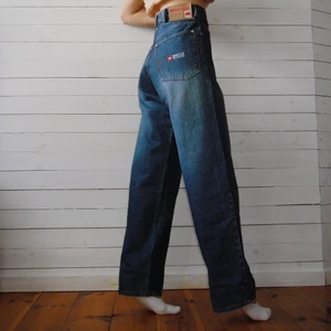 Vintage jeans - Snygga och högmidjade jeans från märket Mecca. Endast använda en gång. Jeansen är rejäla, sköna och långa (Jag är 170 lång och de är på gränsen till för långa på mig). Byxorna är i storlek 28 vilket motsvarar ca S/M. 100% bomull.