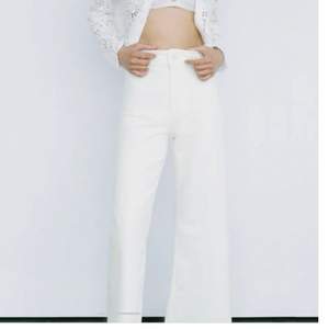 Mycket fina och oerhört sköna högmidjade vita jeans från Zara. Endast använda ett fåtal gånger pga fel storlek. Hör av dig vid eventuella frågor! Ordinarie pris 399, mitt pris 80kr+frakt