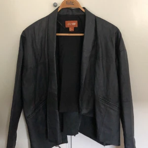 Elin Kling for H&M Skinnjacka  - Säljer min skinnjacka från Elin Klings kollektion för H&M. Äkta läder. Mycket gott skick.