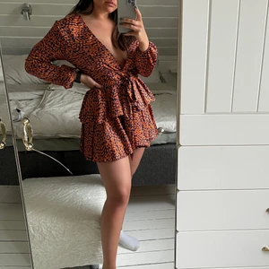 Mönstrad klänning - Supercool leopardmönstrad klänning i färgerna orange och blå från John Zack. Endast använd en gång så i superskick! Den är ”petite” så passar oss lite kortare i storlek 38. Jag är ca 167cm lång. 