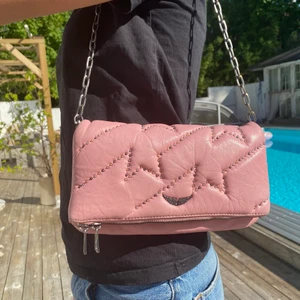 Zadig Väska Rosa - Jättehärlig sommrig Zadig&Voltaire väska i jättefin rosa färg☀️💕 Med coola detaljer på också! Den har avtagbara band. Använt några gånger men ändå i fint skick❤️🙌 Köpt för ungefär 3500kr och säljer nu för 800kr