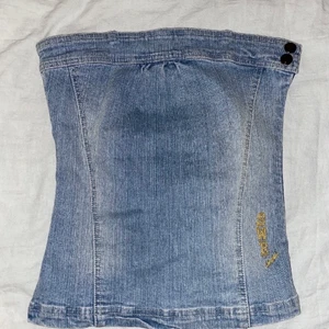 Jeanstopp - The most amazing jeans topp som börjar bli för liten för mig. Jag är S och får precis på mig den, men skulle sitta mer bekvämt på en XS. Sparsamt använd så inga fläckar eller revor🥳🥳 JUST NU: bud på 220