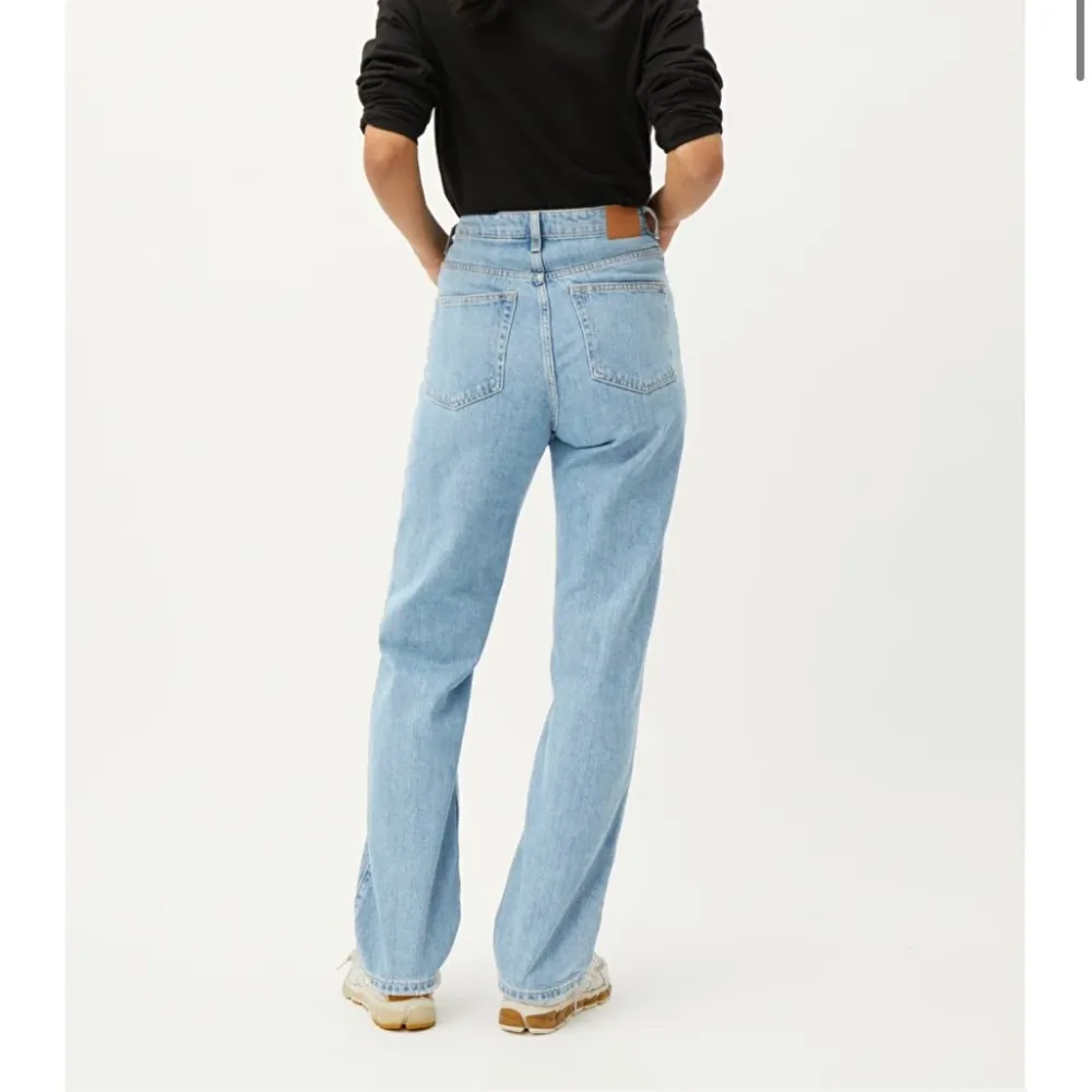 Weekday Rowe Extra High Straight Jeans i färgen ”moise blue” som tyvärr är lite för stora för mig. Frakt ingår . Jeans & Byxor.
