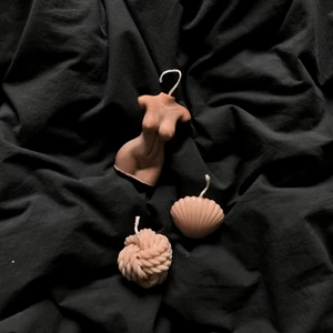 Handgjorda ljus - Gör handgjorda ljus på beställning, går att få i svart/grå, beige/brun, rosa/ljus rosa, blå/ljus blå. Kropp: 80kr, Snäcka: 50kr, Knut: 50kr, bubblig fyrkant 80kr🤍✨ kolla gärna in min Instagram för beställning @_homemade.candles_