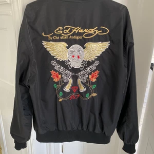Ed hardy jacka!  - INTRESSEKOLL!! Dessa brukar säljas för ungefär 1000kr. Passar både herr och dam, den sitter som en herr M-L i storleken men står xxl i jackan. Bra skick! 