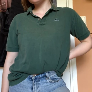 Skogsgrän piké kappa  - Jättefin piké från kappa. Använd men fint skick! Herrpiké, oversized på mig som har S. 