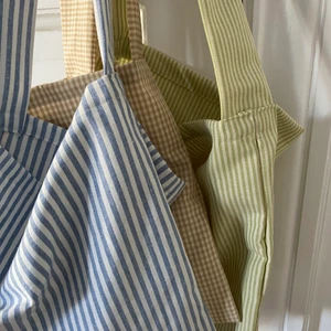 Handsydd väska - Säljer dessa väskor som jag syr själv! De är perfekta för att få plats med allt man behöver, tex A4-block och dator! 🤎🌻 Kolla antingen med mig vilka tyger jag har hemma eller visa referensbilder så köper jag in på er begäran!! 🥰💛 