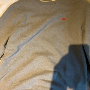 Levis tröja - En snygg college tröja som är i storlek L men passar perfekt på M också. Väldigt skön tröja. Köpt för 900. Endast använd 1 gång så den är helt ny.