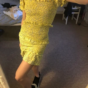 Gul sommarklänning  - Supersöt gul sommarklänning från Nelly. Använd ett fåtal gånger.