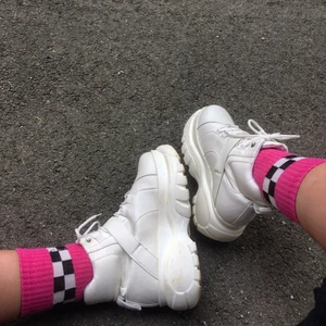 Sneakers  - Vita sneakers med platå från Truffle Collection storlek 39, använda ett fåtal gånger