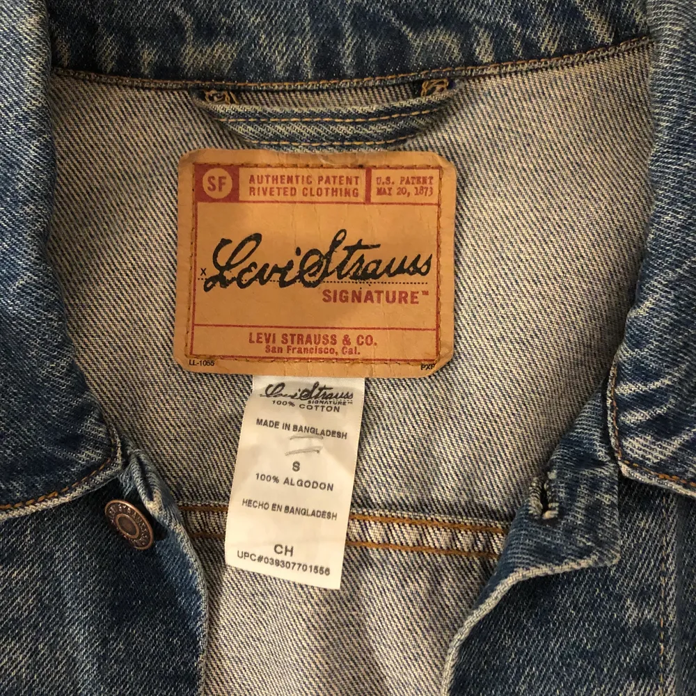 Min älskade Old School Levi’s jeansjacka söker ett nytt hem❤️ Storlek S men skulle säga att den sitter som M eller oversize S. Skickar fler bilder om det behövs✌️ . Jackor.