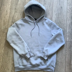 Ljusblå hoodie strl M - Säljer min ljusblåa hoodie i strl M! Säljer pga att jag tyvärr inte använder den längre. Den är i bra skick och jag säljer plagget för 100kr, obs köparen betalar för frakt!💘💘