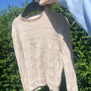 Beige tröja från Gina - Beige långärmad tröja från Gina. Använd ett fåtal gånger.