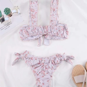 Bikini - Rosa blommig bikini från Shein i storlek s. Enbart testad så fortfarande i bra skick. Säljer då den inte passar mig men annars är den super fin! Köparen står för frakt, (skriv för fler bilder) 💕