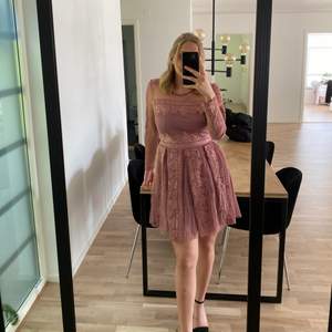 Säljer nu min mycket fina rosa klänning från Nelly i storlek 38. Endast använd en gång. Köparen står för eventuell frakt, kan mötas upp i Malmö. 