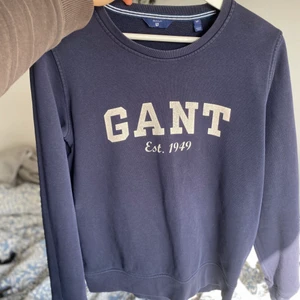 Gant tröja  - Marinblå sweetshirt ifrån Gant i storlek M lagom i storleken varken stor eller liten i storlek ganska true to size ✨ Trycket är lite sprucket se på bild nr 3💕 Det är inget mönster på tröjan även om det kan se om som det på bilderna det är enbart ljuset✨
