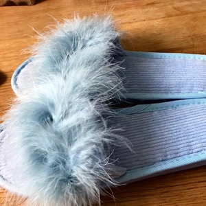 FLUFF TOFFLOR - SÄLJER dessa superunika flufftofflorna i den här ljusblåa färgen!!! Strl 40-41 men för små för mig som har 39, därmed aldrig använda. De passar en 36-38❤️