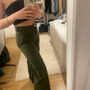 Gröna jeans - Säljer mina jeans från monki på grund av att jag rensar bland min jeans. Ett par av mina favorit jeans sitter så snyggt och är så sköna. Men har tyvärr fler gröna coh känner inte att dessa kommer till användning längre. Använda ett antal gånger emn fortfarande i jätte bra sick. Priset från början är 400kr! Frakt tillkommer!