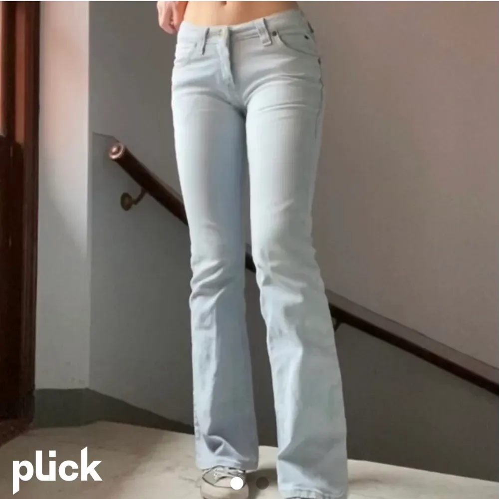 Säljer dessa supersnygga lowwaist Lee Jeans som tyvärr var för små för mig😔 ( bilder från tidigare säljare ) det är insydda där bak så skulle passa en waist 24💓. Jeans & Byxor.