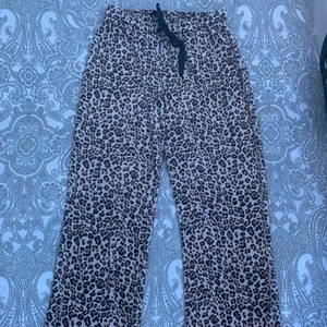 leopard mjukisbyxor  - Jag säljer nu mina mjukisbyxor eftersom dem börjar bli för små, dem är använda men inga skador!!! Dem passar en S skulle jag kunna tro! (köpt är köpt!) Köparen står för frakt och betalning sker via swish! ✨✨