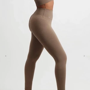 Espresso tights från aimn, strl S - Säljer dessa superpopulära tights från aimn i storlek S då de inte kommer till användning. Använda va 2-3 gånger. Lilla metallbrickan har lossnat på ena sidan (se sista bilden), men det är inget man tänker på tycker jag. Man kan nog också enkelt ta bort hela utan att det syns.    Skickas med postnords blå kuvert, då står köparen för frakten. Kan även mötas upp i Stockholms innerstad. Ordinarie pris är ca 600:-. 