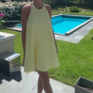 Gul klänning zara oanvänd - Kollar intresset på min superfina klänning från zara med öppen rygg, storlek xs och har lappen kvar! klänningen har inbyggda shorts och såld dragkjedeja i ryggen! Klänningen går att posta spårbart eller med frimärken!❤️❤️