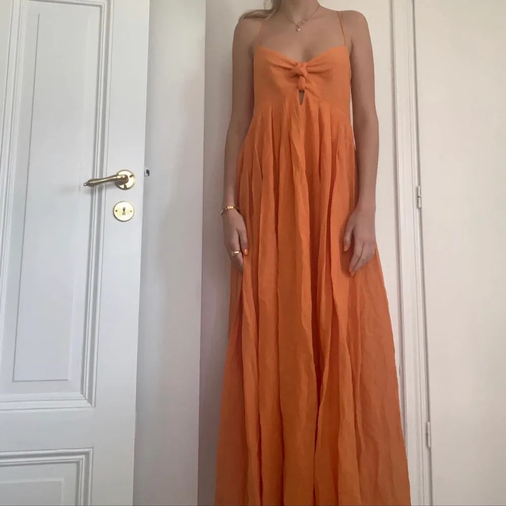 Min favorit sommmar klänning, den är orange från H&m. Strl 34. Den är bara för fin!☺️☺️. Klänningar.