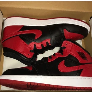 Jordans  - Säljer, använda nån månad. Lite creasing annars är de som nya! Köpta för 1,600. Storlek 35,5 men passar absolut en 36 som jag är. Orginalbox följer med om det önskas. Såklart äkta