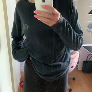 Cool långärmad tröja - Superfin tröja med ett coolt tryck på ryggen 🌸, välanvänd men i superbra skick!! Är i herrstorlek M så passar bra oversize på mig som brukar ha S/M! ✨🥰