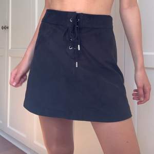 Svart kjol från Abercrombie & fitch i storlek 00 vilket motsvarar storlek S. Köparen står för frakten!☺️😝