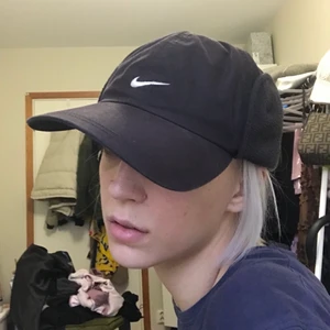 Nike keps - Svart Nike keps perfekt för de svenska vindarna. Lite fluffig flis på insidan med uppvikbara öronvärmare. 10/10 skick, skriv för fler bilder