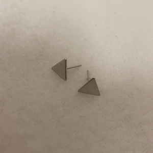 Örhängen  - Ett par triangel örhängen i silver, oanvända                                            Inte äkta silver!                                                                       Frakt tillkommer!