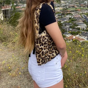 Fluffig väska  - Jättesöt fluffig handväska med leopardmönster, bilderna är från förra säljaren men kan skicka fler bilder om så önskas! 
