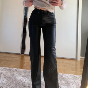 Skinnbyxor  - Säljer dessa trendiga skinnbyxor💜💜  buda i kommentarerna 