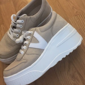 Höga sneakers - Snygga skor nu till sommaren!                                       Använda en gång, Inga defekter eller märkvärdiga skador. (Pris kan diskuteras vid intresse)💕
