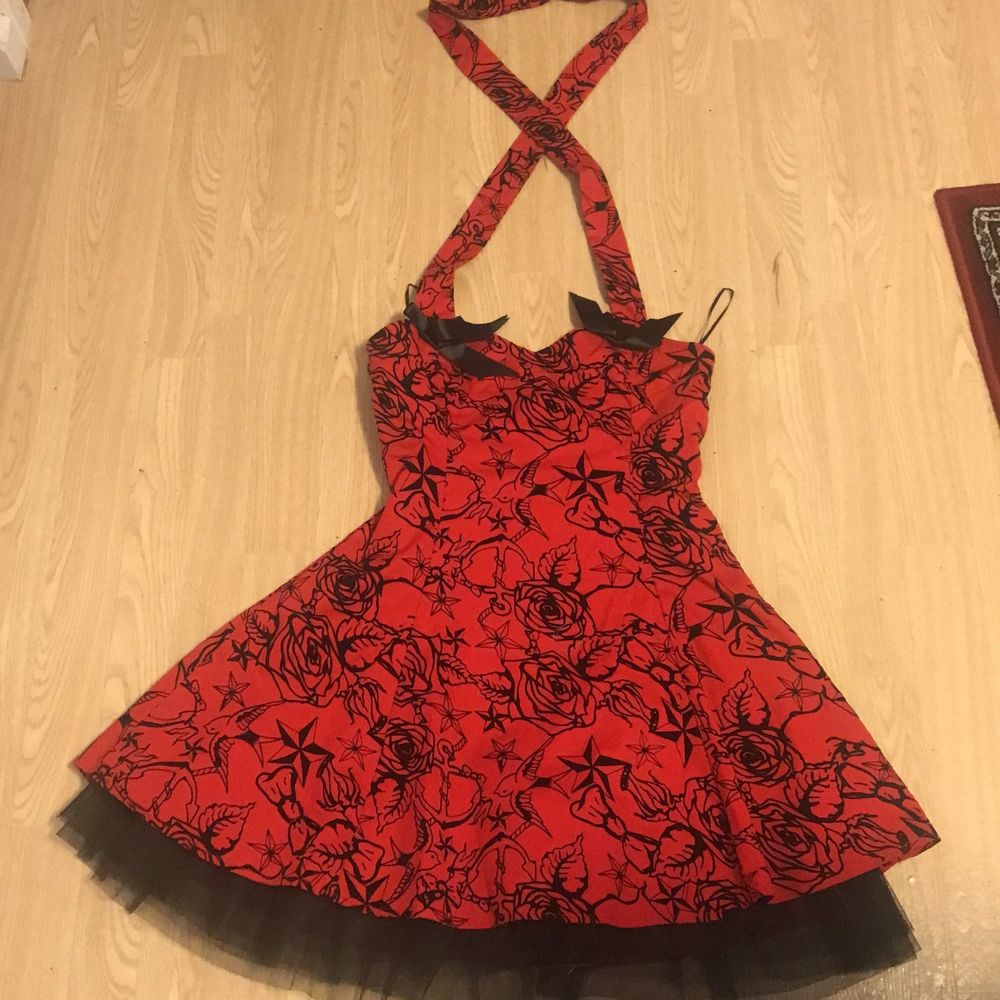 Säljer en jättefin röd klänning från H&R i storlek 14. Den kan passa s/m. Hör av dig om du vill ha mera bilder!😍🤍. Klänningar.