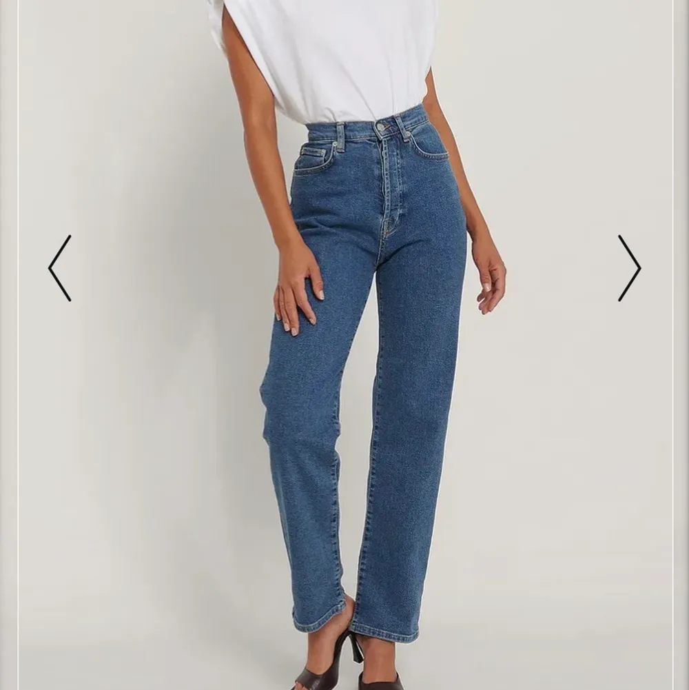 Högmidjade blå jeans från NA-KD. Sparsamt använda, inga skavanker! 😊. Jeans & Byxor.