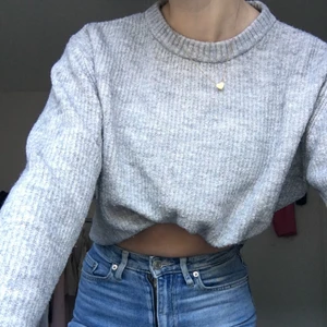 Grå stickad tröja - En grå stickad tröja, fortfarande i fint skick och är i stl XS jag som oftast har S men denna passar fint ändå, lång i armarna och väldigt mysigt material (sticks ej) köparen står för frakt om det ej finns möjlighet till att mötas