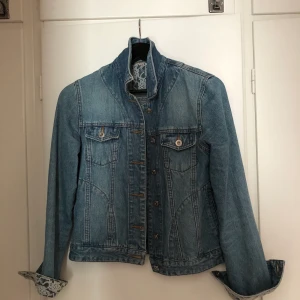 Jeansjacka - Jeansjacka som passar storlek S, fina detaljer! Pris inklusive frakt!