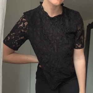Tröja i spets - Fin svart tröja i spets. Använd flertal gånger men i väldigt fint skick. Passar perfekt att både klä upp och klä ner. Köparen står för frakten
