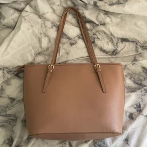 En h&m väska  - Den är jätte bra har haft den i ett år men har fått en ny! Men man får plats med mycket saker i den, den är praktisk! 