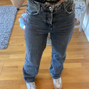 Grå byxor  - Säljer dessa skitsnygga gråa jeans från zara. De är lite upptrampade vid hälen men det är inget man lägger märkte till!