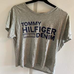 T-shirt från Tommy Hilfiger i storlek S. Använd ett fåtal ggr🤍 fraktas eller möts upp i Växjö