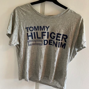 Tommy Hilfiger t-shirt - T-shirt från Tommy Hilfiger i storlek S. Använd ett fåtal ggr🤍 fraktas eller möts upp i Växjö