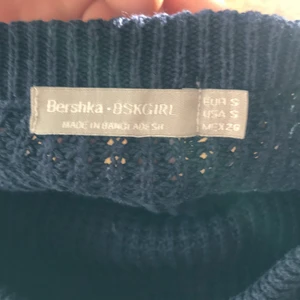 Stickad tröja från Bershka i strl S  - Jättefin stickad tröja i strl s men funkar som Xs om man vill ha den over size. Den har en liten detalj i armarna som är väldigt snyggt. Köpt för några år sedan men frt i super bra skick och jag har säljer den för andvänder inte dne längre. I ena armen är det sytt med blå färg som syns lite men man kan du om eller ha det så