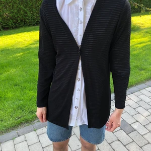 Svart kofta - Svart kofta i storlek 38 (M). 80 cm lång/ 60 cm bred.